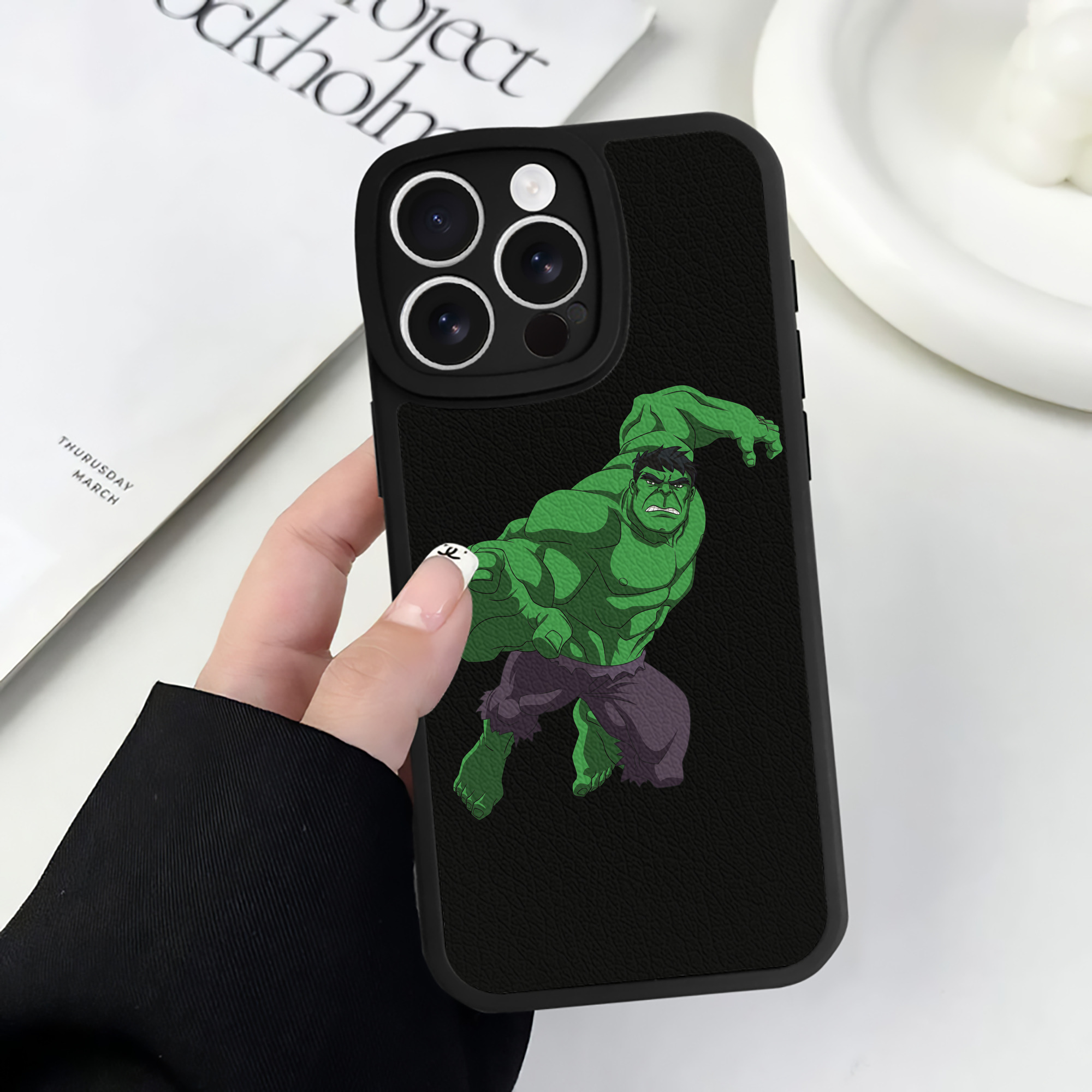 （画像用） アベンジャーズ The Avengers 【iPhone 16シリーズ対応】シリコンスマホケース（レザー調） 材質：シリコン